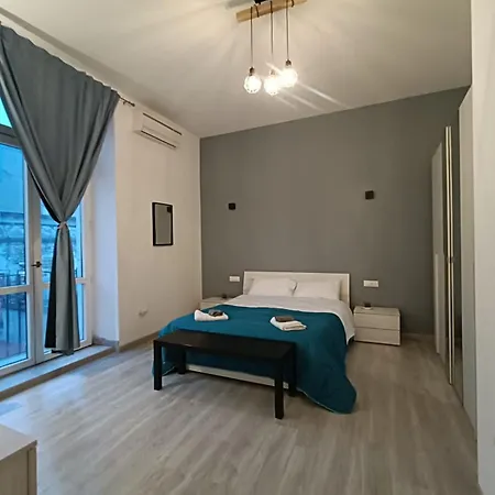 Con Terrazza Vicino Piazza Dante Apartment *